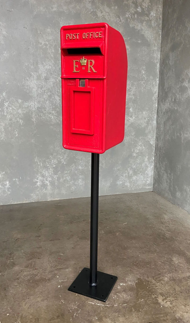 Originaler britischer Letter Box Briefkasten auf einem Metallständer