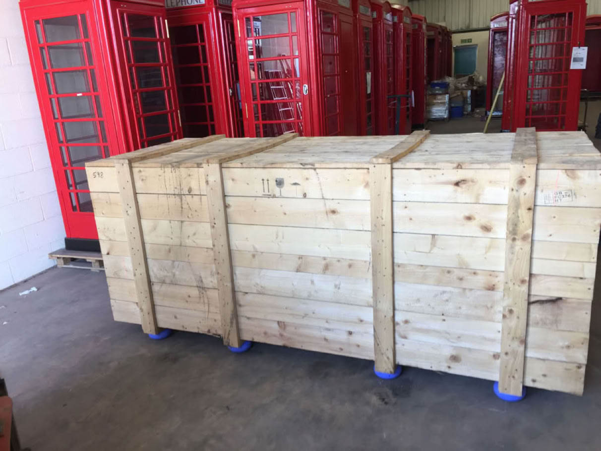 Holzkiste zum Transportieren der Telefonzellen