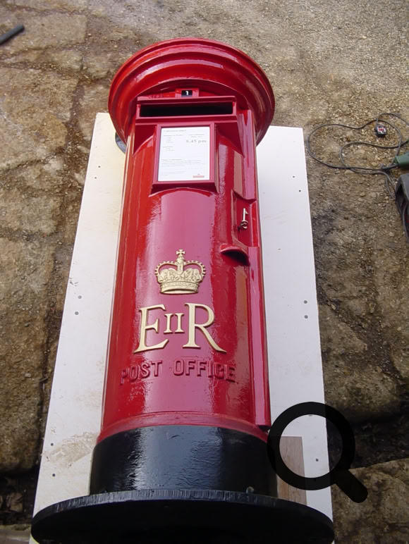 Der rote Pillar Box Briefkasten ist versandbereit.