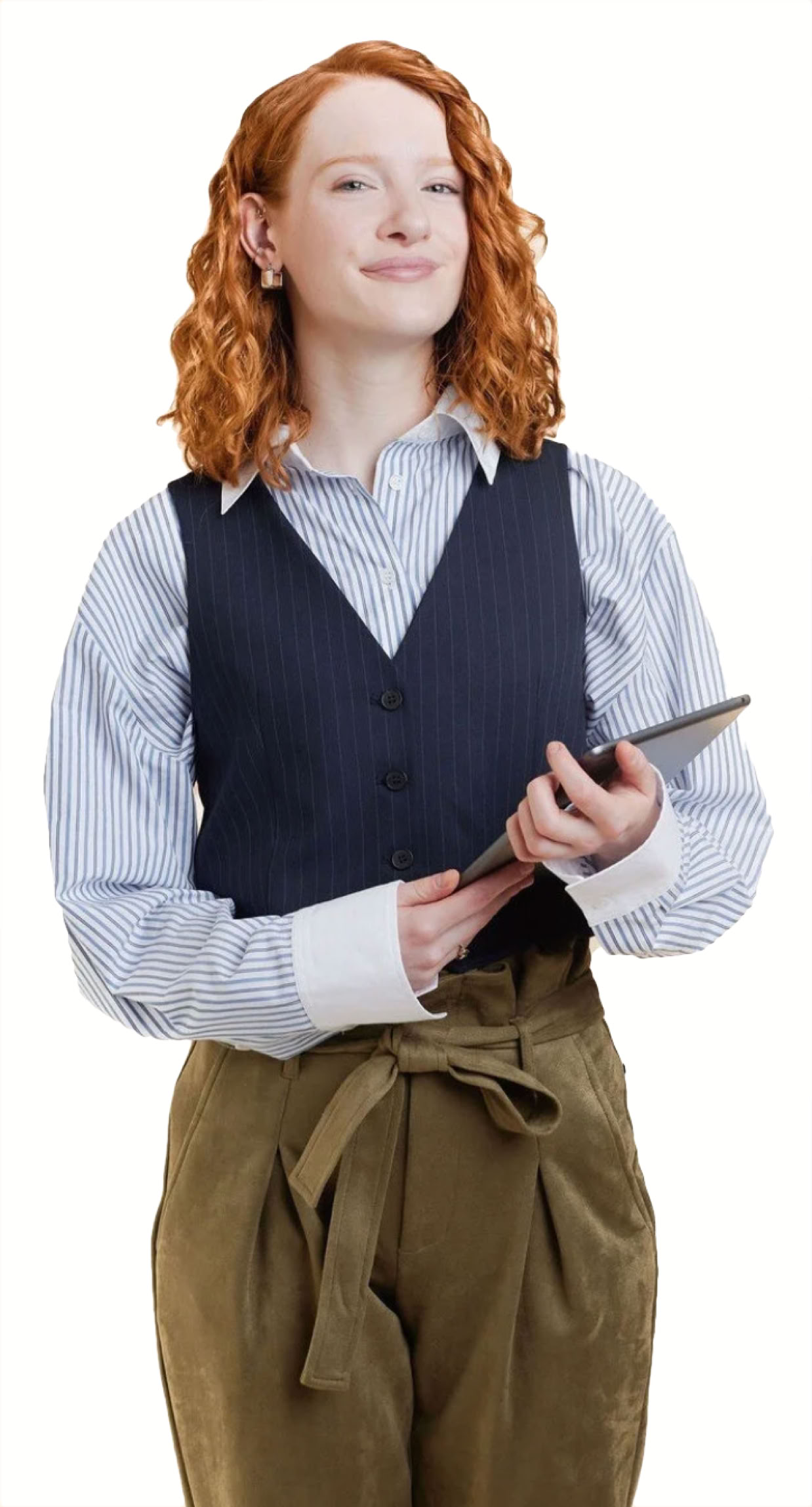 Eine Person mit roten Haaren hält ein Tablet, trägt eine blaue Weste über einem hellblauen Hemd und eine olivgrüne Hose.