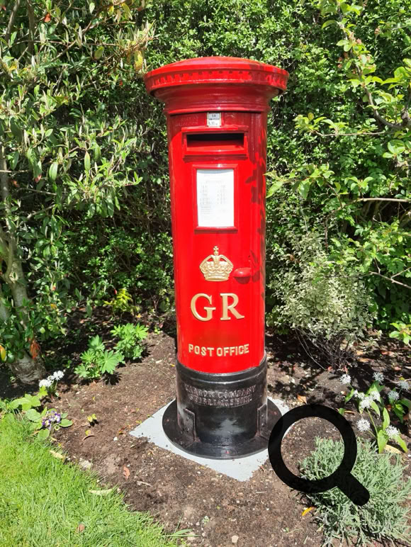Ein fertig restaurierter, originaler GR Pillar Box Briefkasten