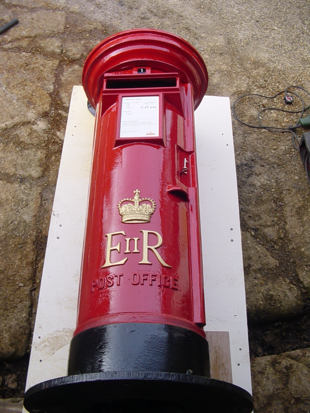 Originaler britischer Pillar Box Briefkasten steht zu verkauf